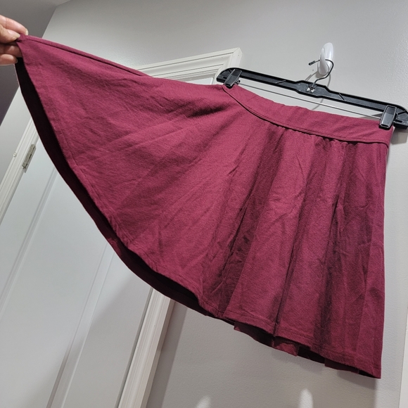 Hollister Elastic Band Pull Up Skater Skirt - Picture 5 of 8